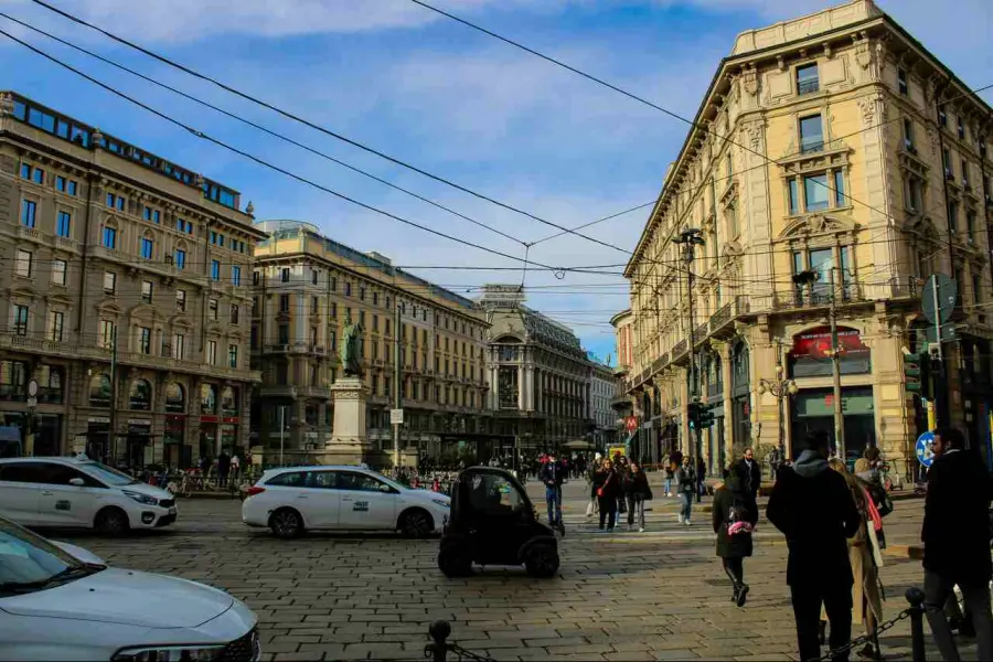 Parcheggiare a Milano: una guida al risparmio per chi arriva in auto